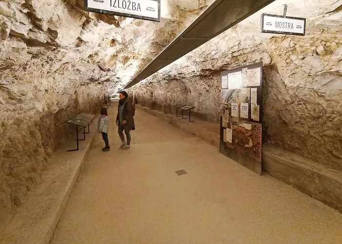 Lägenhet Loft Bed With Free Parking, 2 Bikes! Self Check In, Wi-fi, Ac